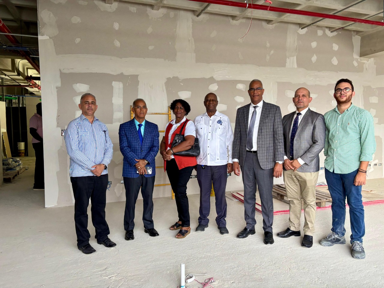 Presidente de la hermandad visita instalaciones de la universidad Santo Domingo Norte