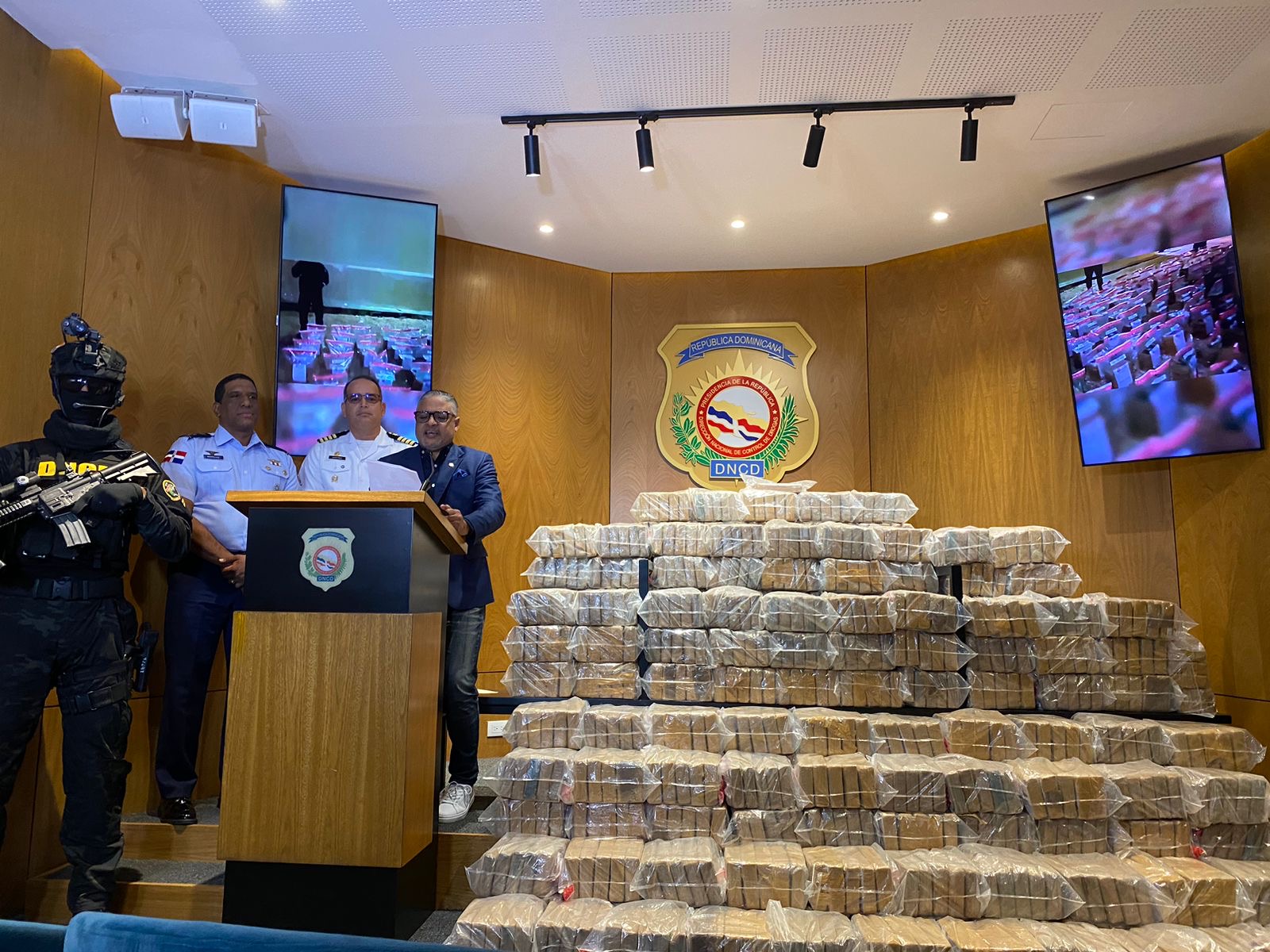 En despliegue por aire, mar y tierra incautan 766 paquetes presumiblemente cocaína; apresan seis hombres