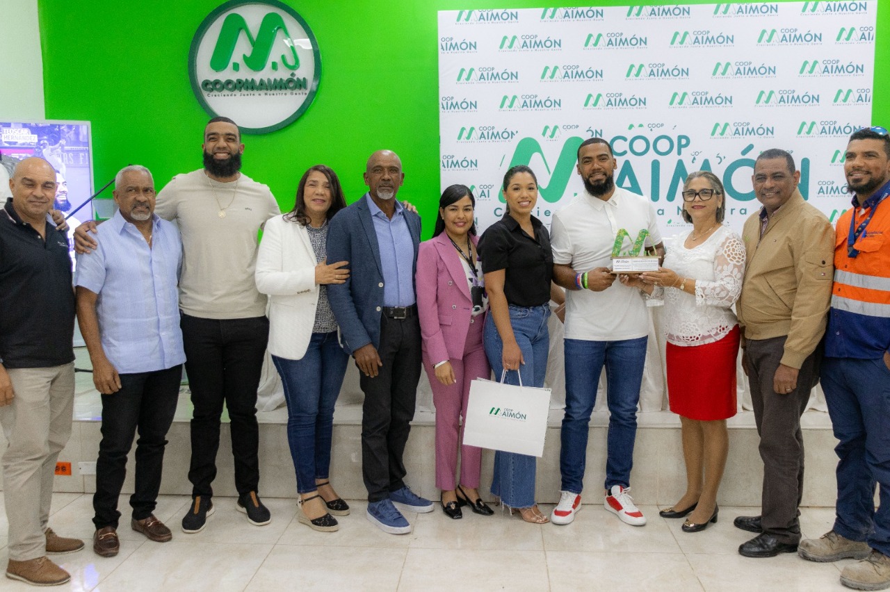 CoopMaimón reconoce a Teoscar Hernández por su destacada trayectoria en las Grandes Ligas