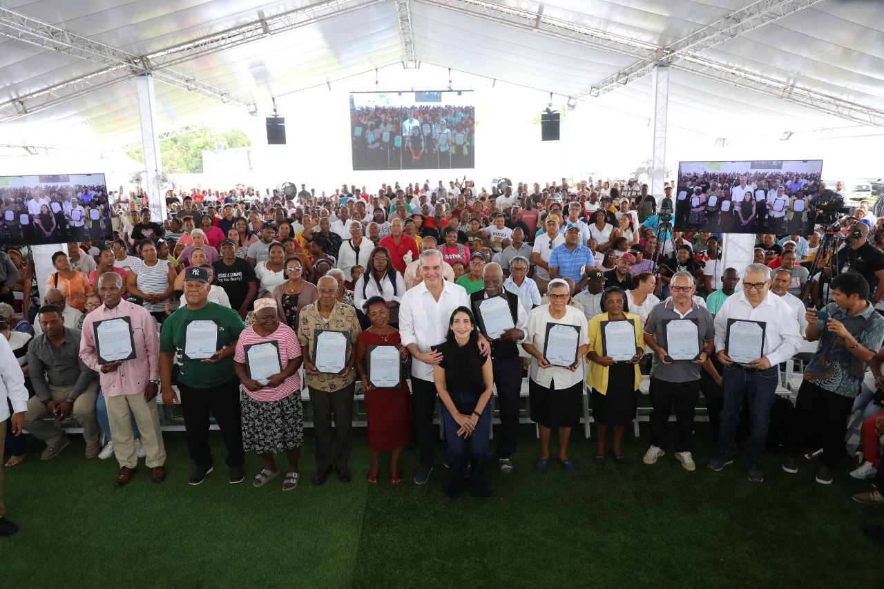 Presidente Abinader entrega 708 títulos de propiedad en Batey Palavé que beneficiarán a 2,832 personas; mandatario estuvo acompañado de primera dama Raquel Arbaje