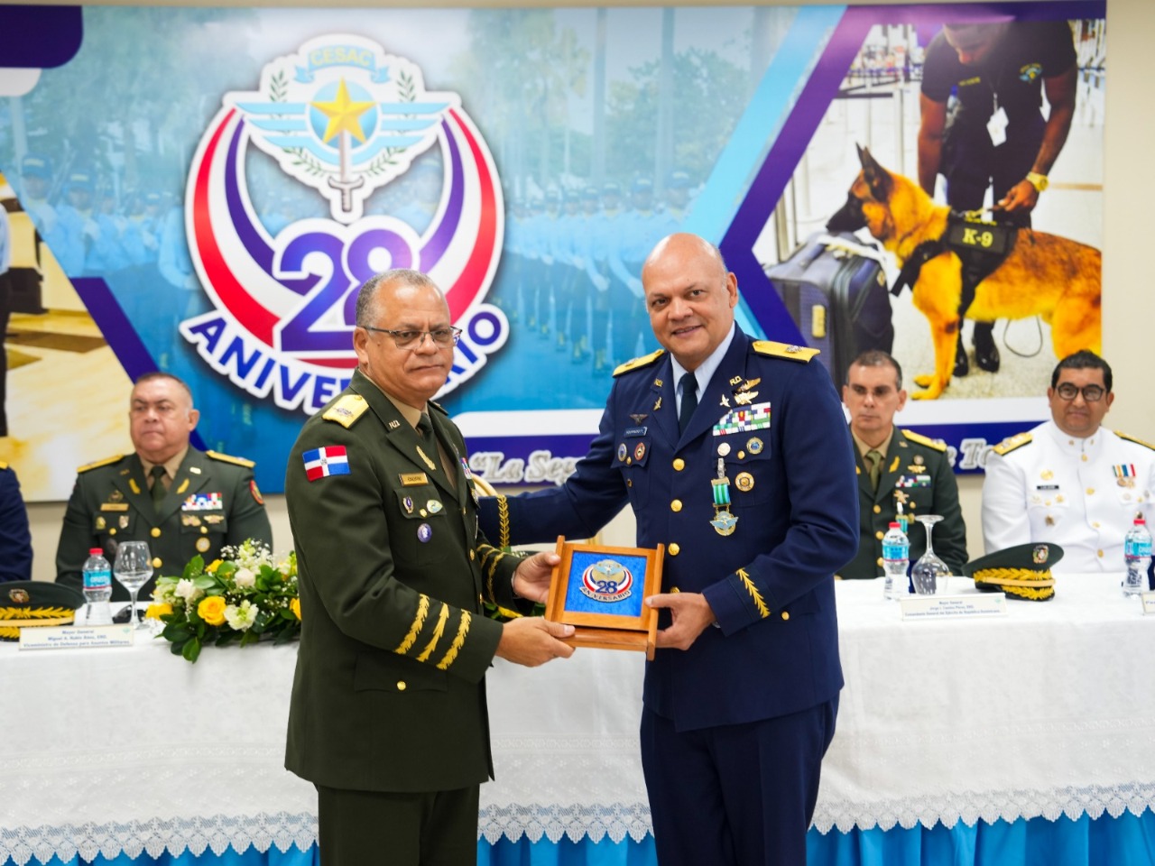 Ministro de Defensa encabeza graduación múltiple y condecoraciones al mérito en seguridad de la aviación civil en el CESAC
