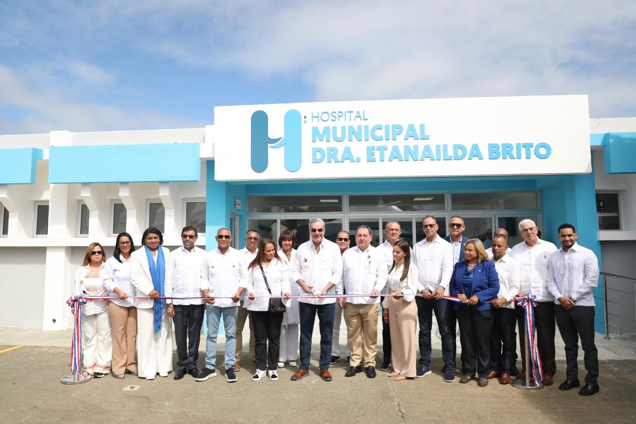 Presidente Abinader inaugura en Las Guáranas remozamiento y ampliación de Emergencia del Hospital, dos escuelas básicas, un liceo y una cancha multiuso techada