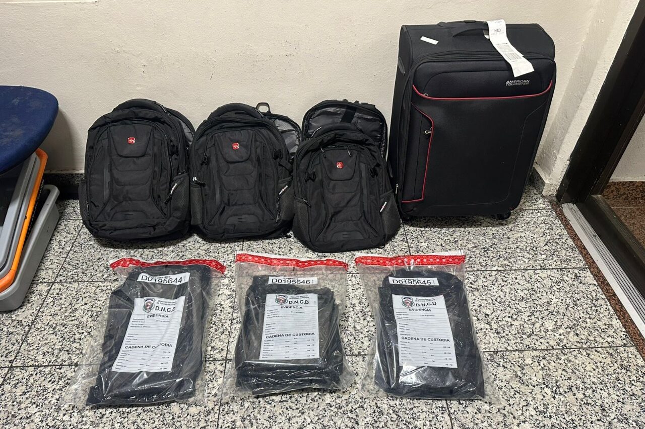 Intervienen mujer viajaría con 11 láminas presumiblemente cocaína a España