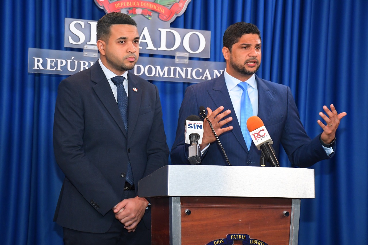 Senador Gustavo Lara y Ministro Carlos Valdez presentan ley para empleo juvenil