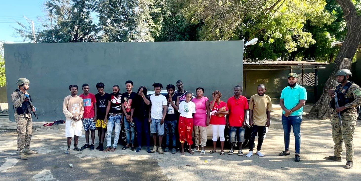Ejército detiene 17 nacionales haitianos en autobús