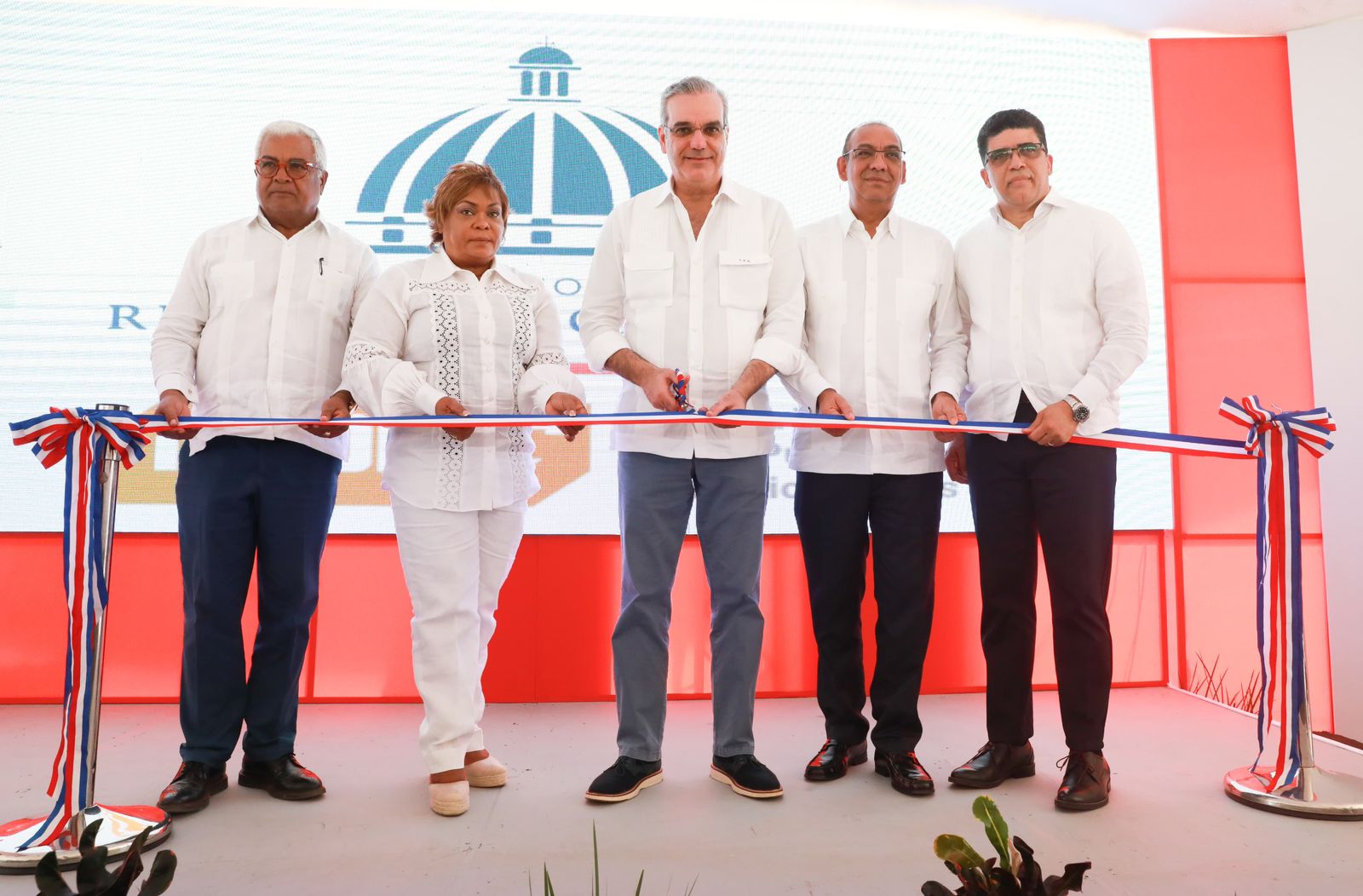 Presidente Abinader inaugura guardería infantil, salón de danza y una lavandería en la Armada RD