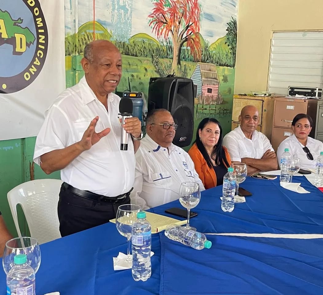 Director IAD evalúa con productores efectos de inundaciones en Puerto Plata