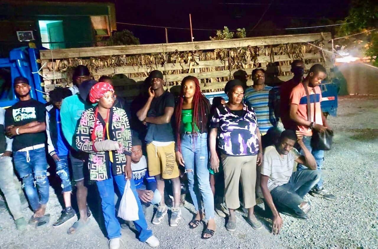 Detienen a 24 nacionales haitianos sin documentos que eran trasladados en un camión