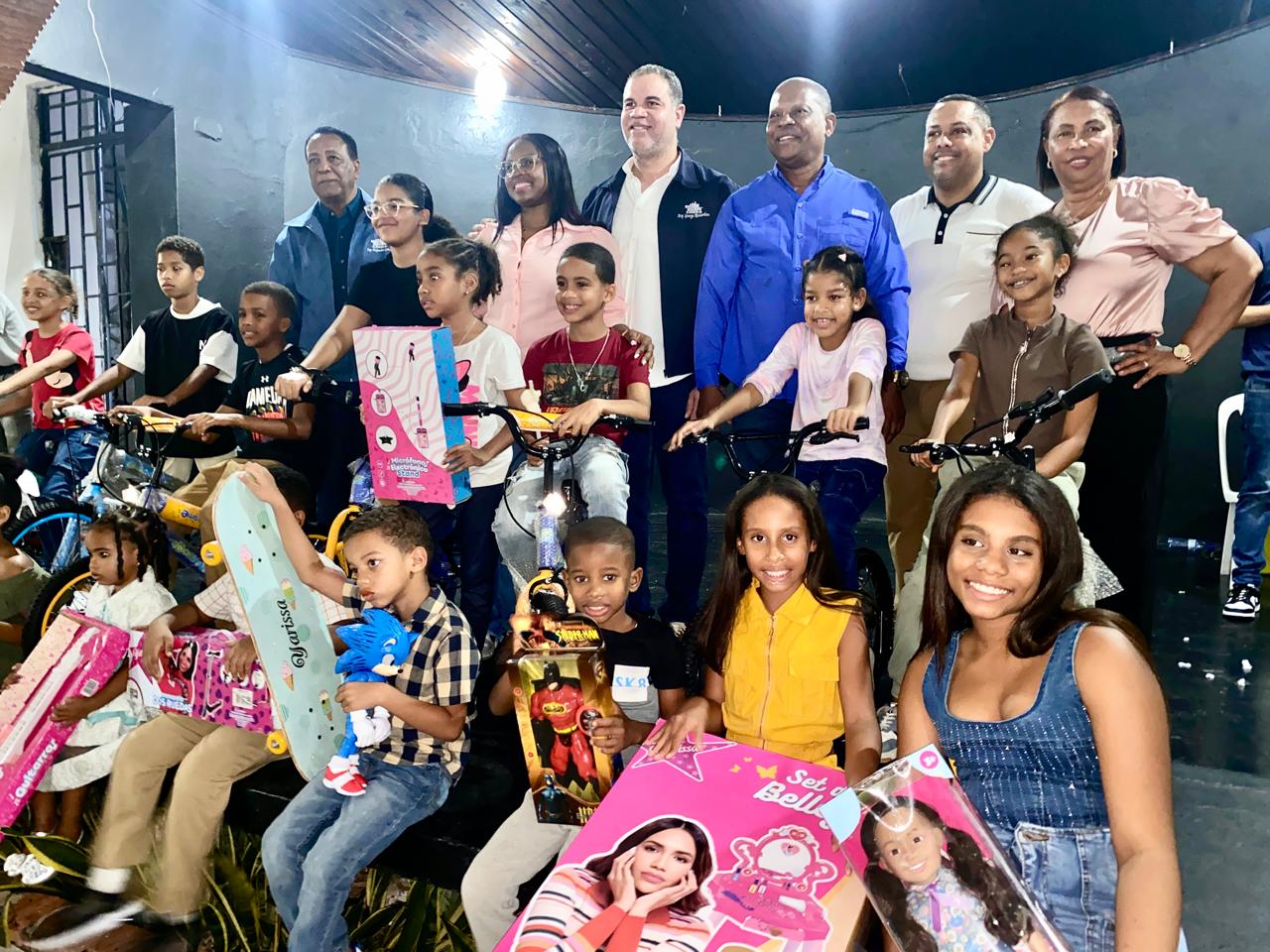Pte. del Codia Ingeniero Carlos Eligió Mendoza entrega juguetes a hijos de los Colegiados
