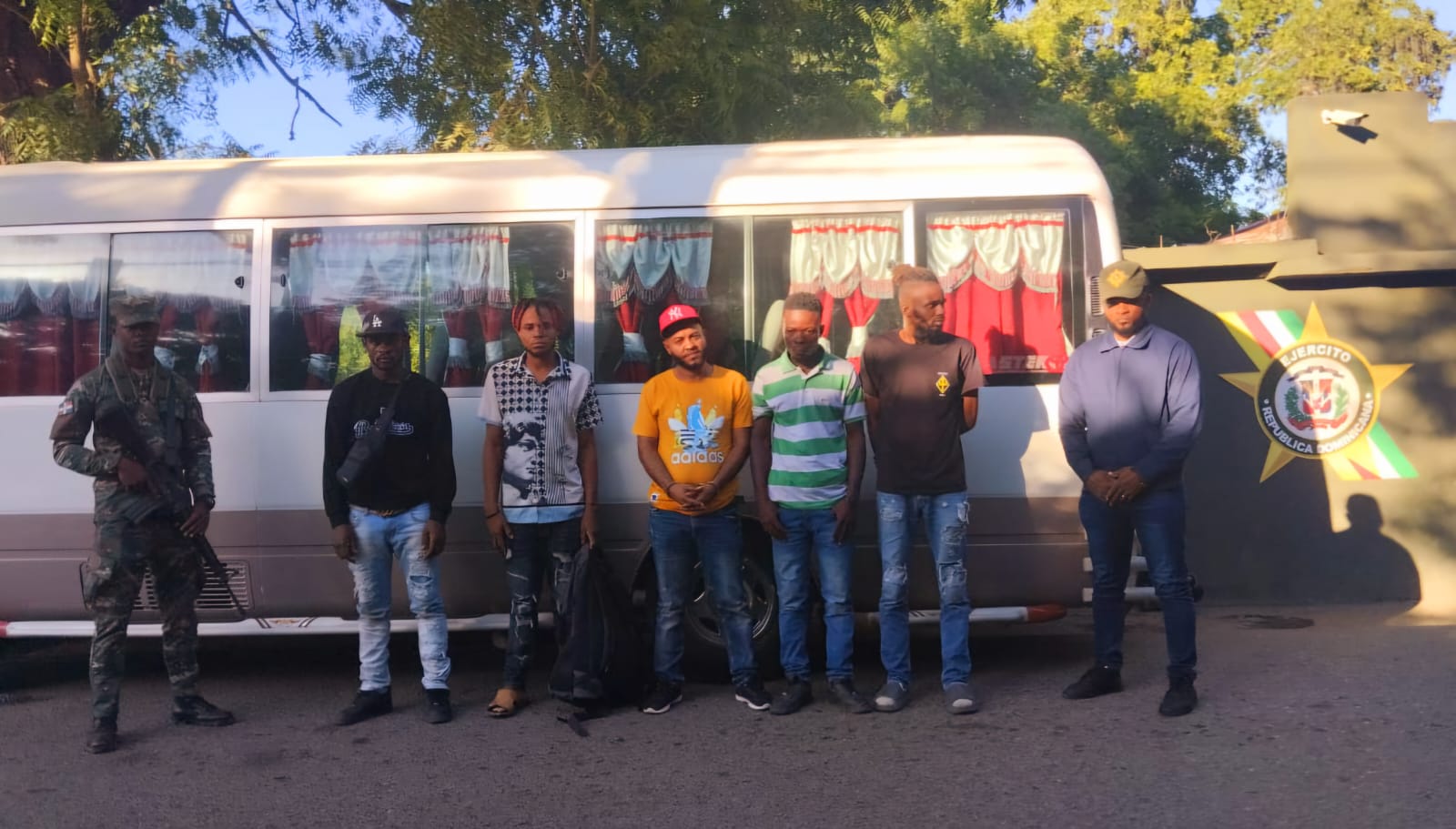 Ejército pone a disposición de la justicia a conductores detenidos por transportar haitianos indocumentados en provincias fronterizas