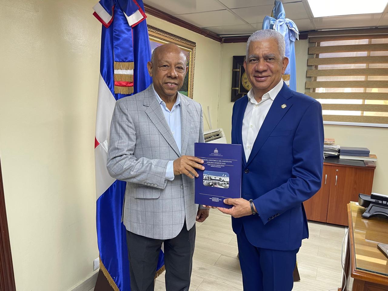Director IAD recibe visita presidente del Senado; entrega Memoria Histórica institucional