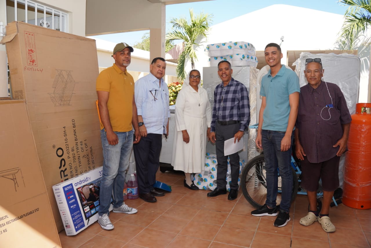 Desarrollo de la Comunidad lleva ayuda a hogar de adultos mayores en Neiba