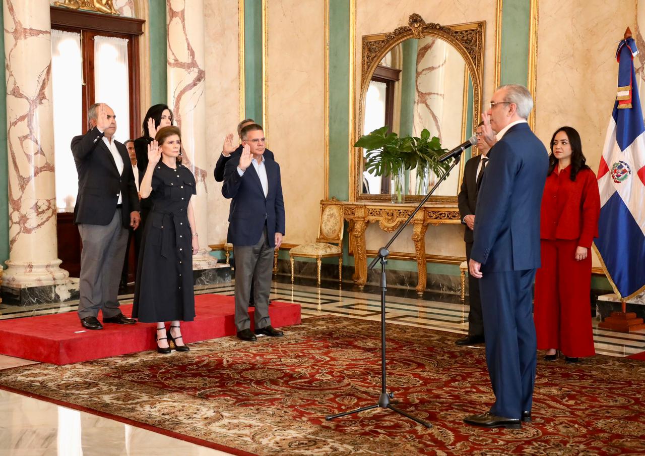 Presidente Abinader juramenta miembros del consejo consultivo para la Transformación Administrativa y Financiera de la Policía Nacional