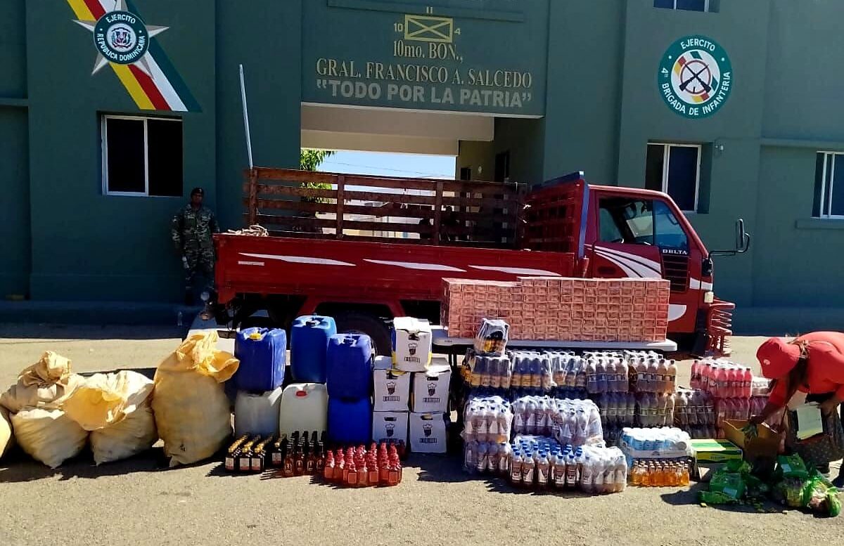 Ejército decomisa contrabando de bebidas y cigarrillos oculto en un camión bajo carga de guineos