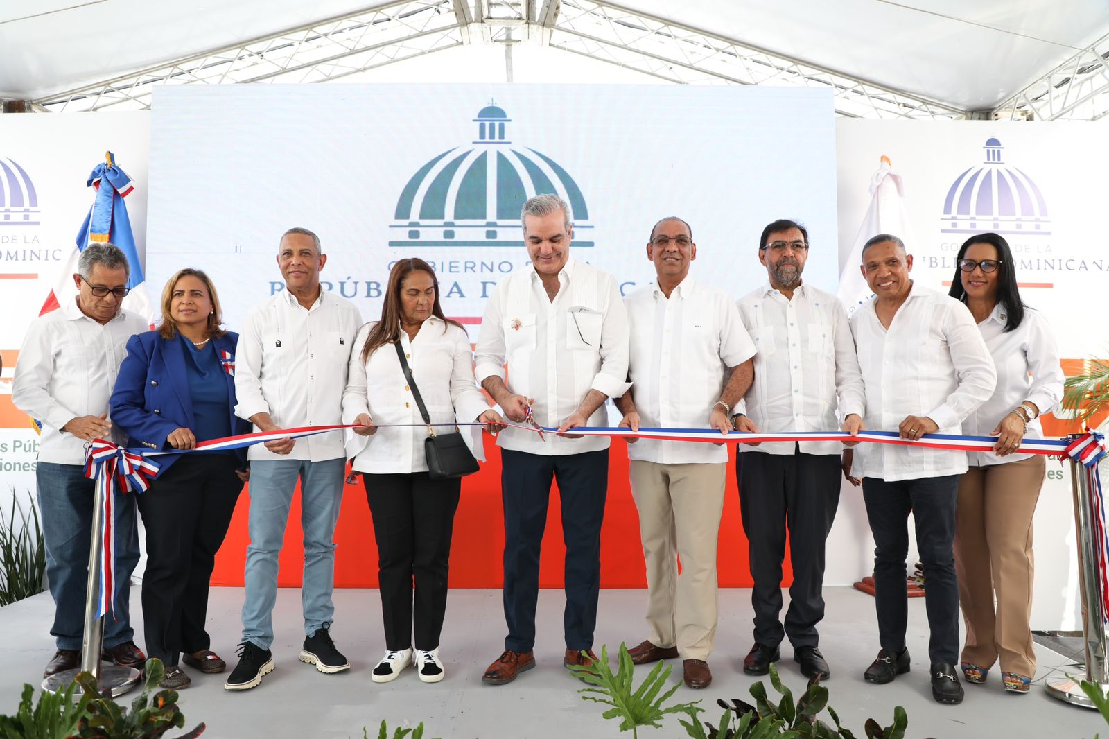 Presidente Abinader inaugura varias obras eléctricas, construcción y reasfaltado de calles principales del casco urbano de San Francisco de Macorís y la rehabilitación del Club Olimpia