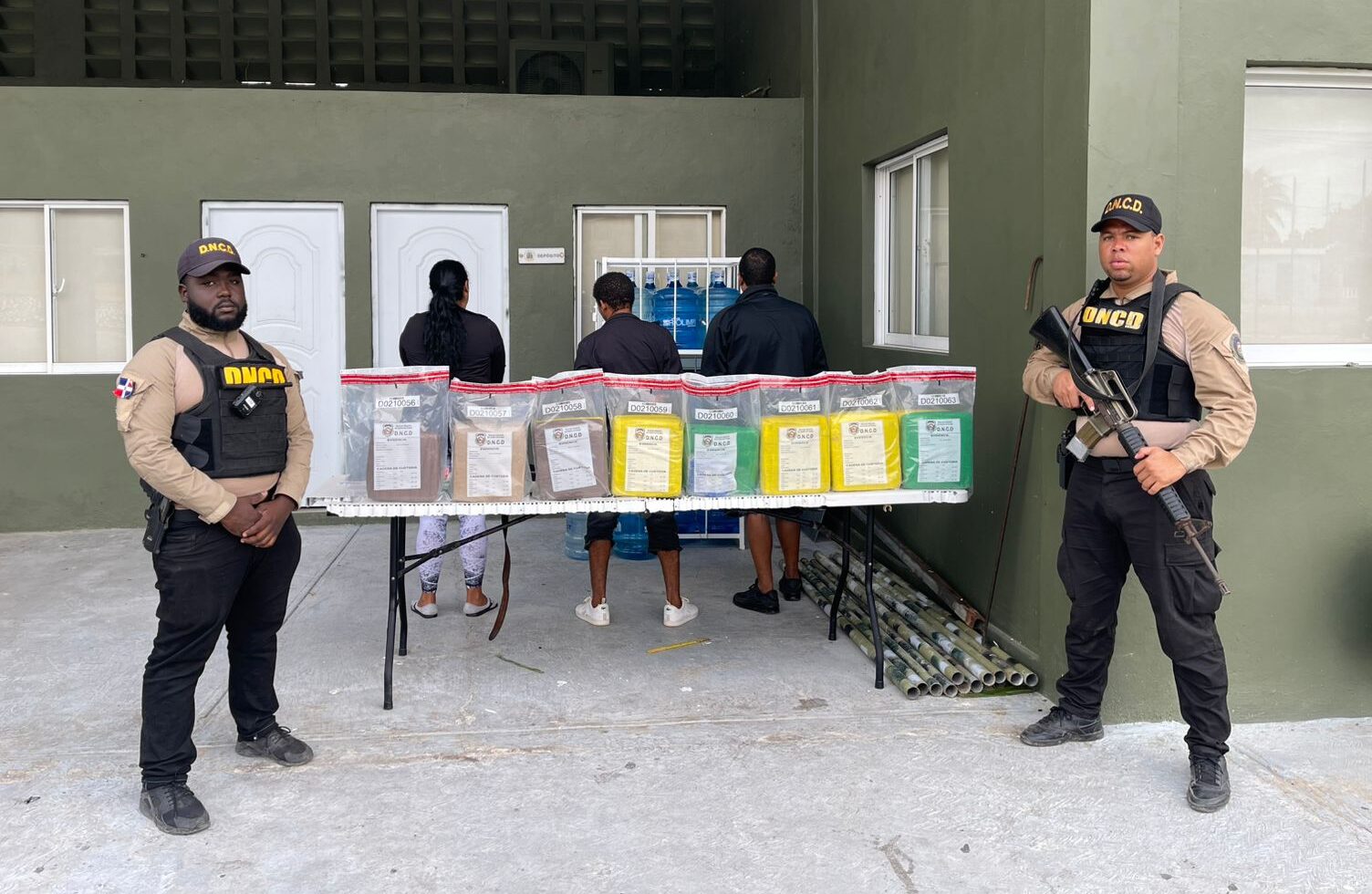 Operativo interagencial: DNCD confisca 15 pacas presumiblemente marihuana y apresan tres personas