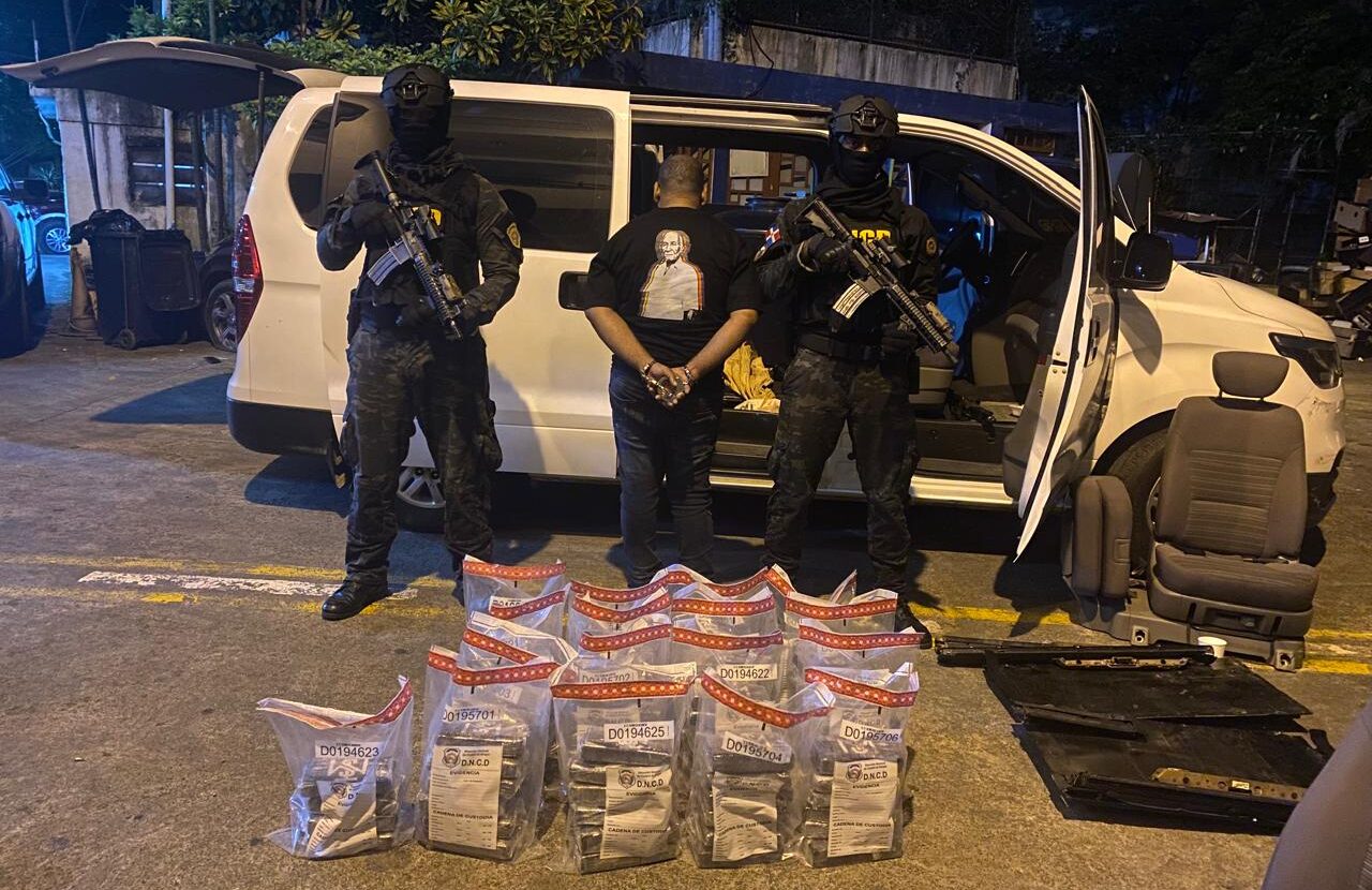 DNCD firme en combate al narcotráfico; incauta 100 paquetes presumiblemente cocaína y detiene hombre en SDE