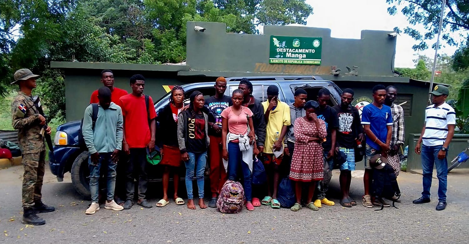 Interceptan tres jeepetas con haitianos indocumentados en Independencia y Montecristi