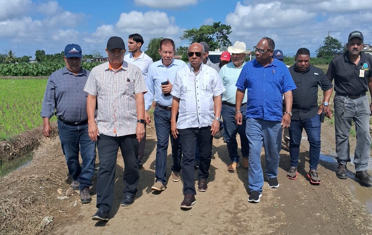 Director IAD supervisa asentamientos en provincia Duarte; busca solución a demandas parceleros