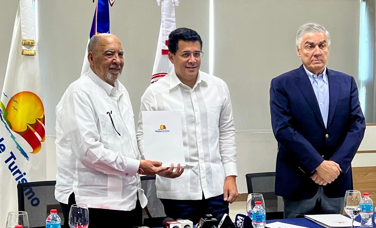 Turismo entrega un millón de dólares a universidades para investigación del sargazo
