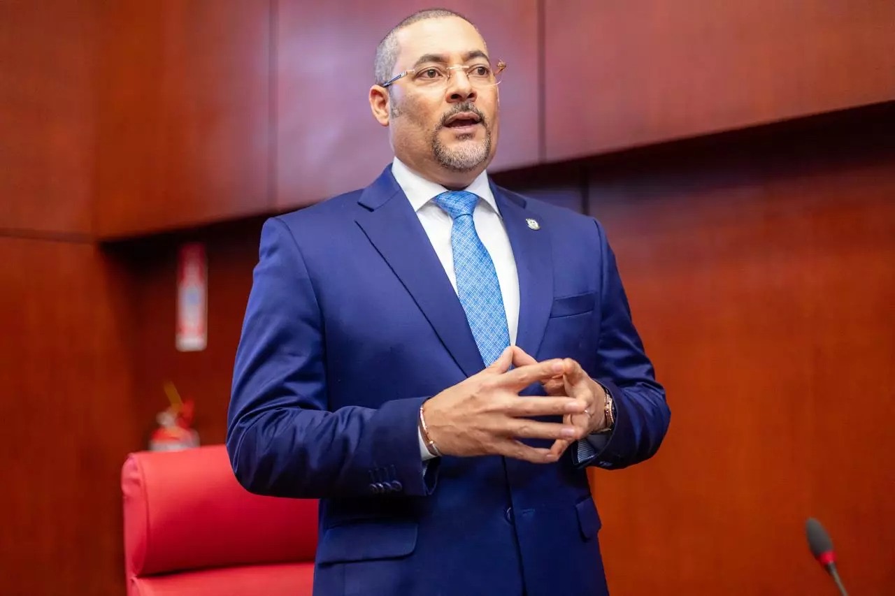 Senador Eduard Espiritusanto somete proyecto de ley que busca acabar con las estafas inmobiliarias regulando la Intermediación y servicios inmobiliarios