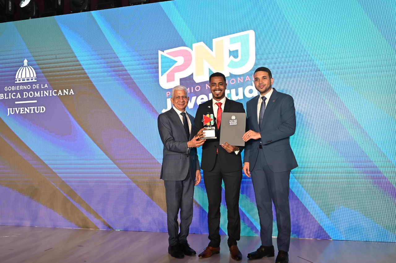Ricardo de los Santos valora importanciade la juventud para el desarrollo de los pueblos durante gala de Premios Nacional Juventud 2025