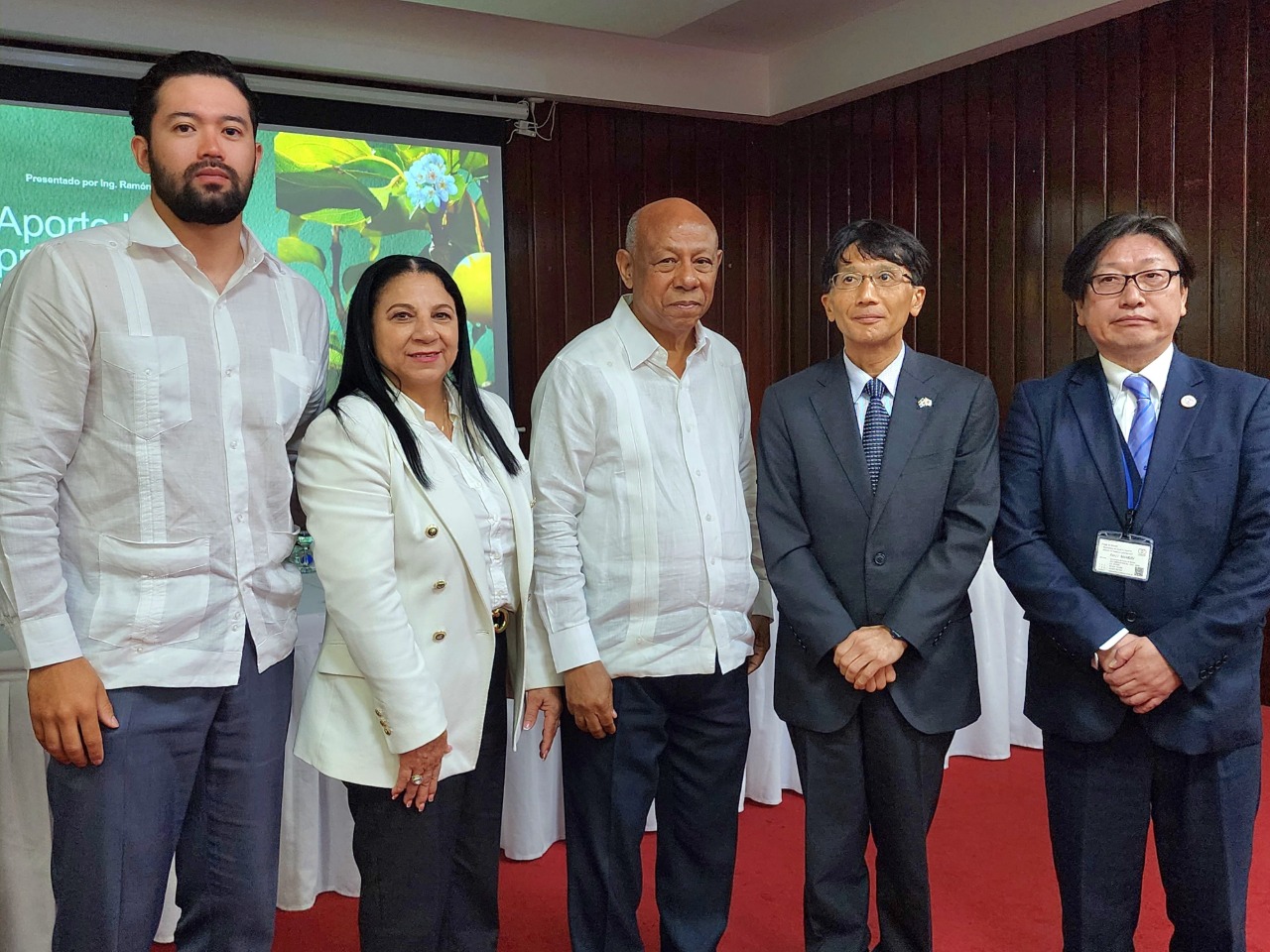 IAD rinde informe sobre proyecto de peras japonesas a representantes del país asiático
