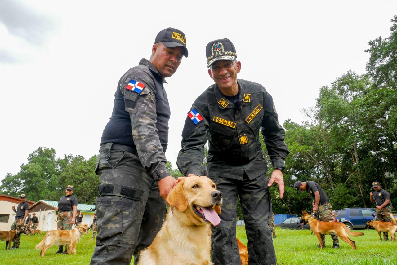 Familia de la DNCD se complace en recibir 55 nuevos ejemplares caninos