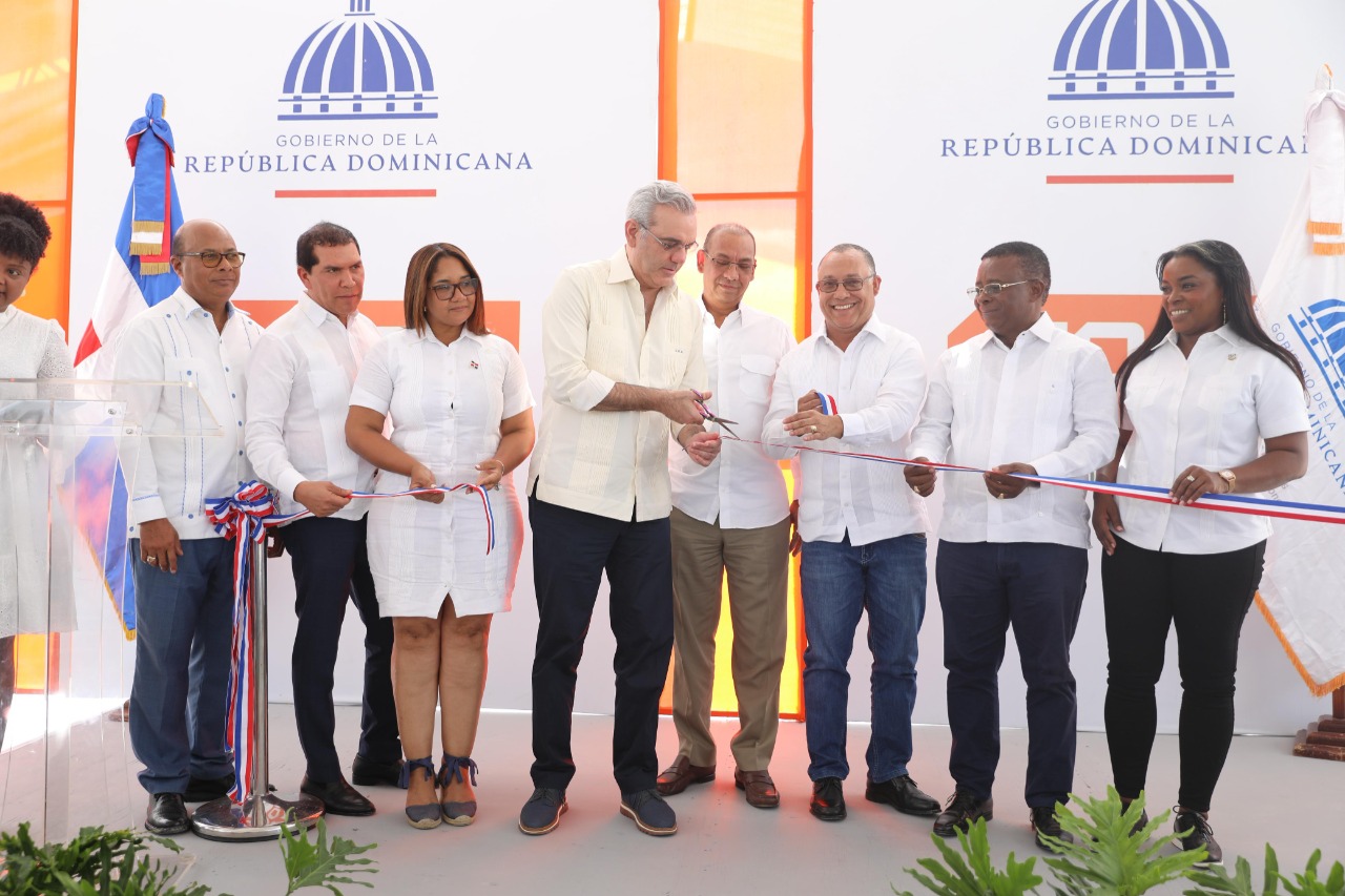 Presidente Abinader inaugura carretera Comendador – Guaroa – Macasías que impactará a más de 65 mil habitantes de Elías Piña