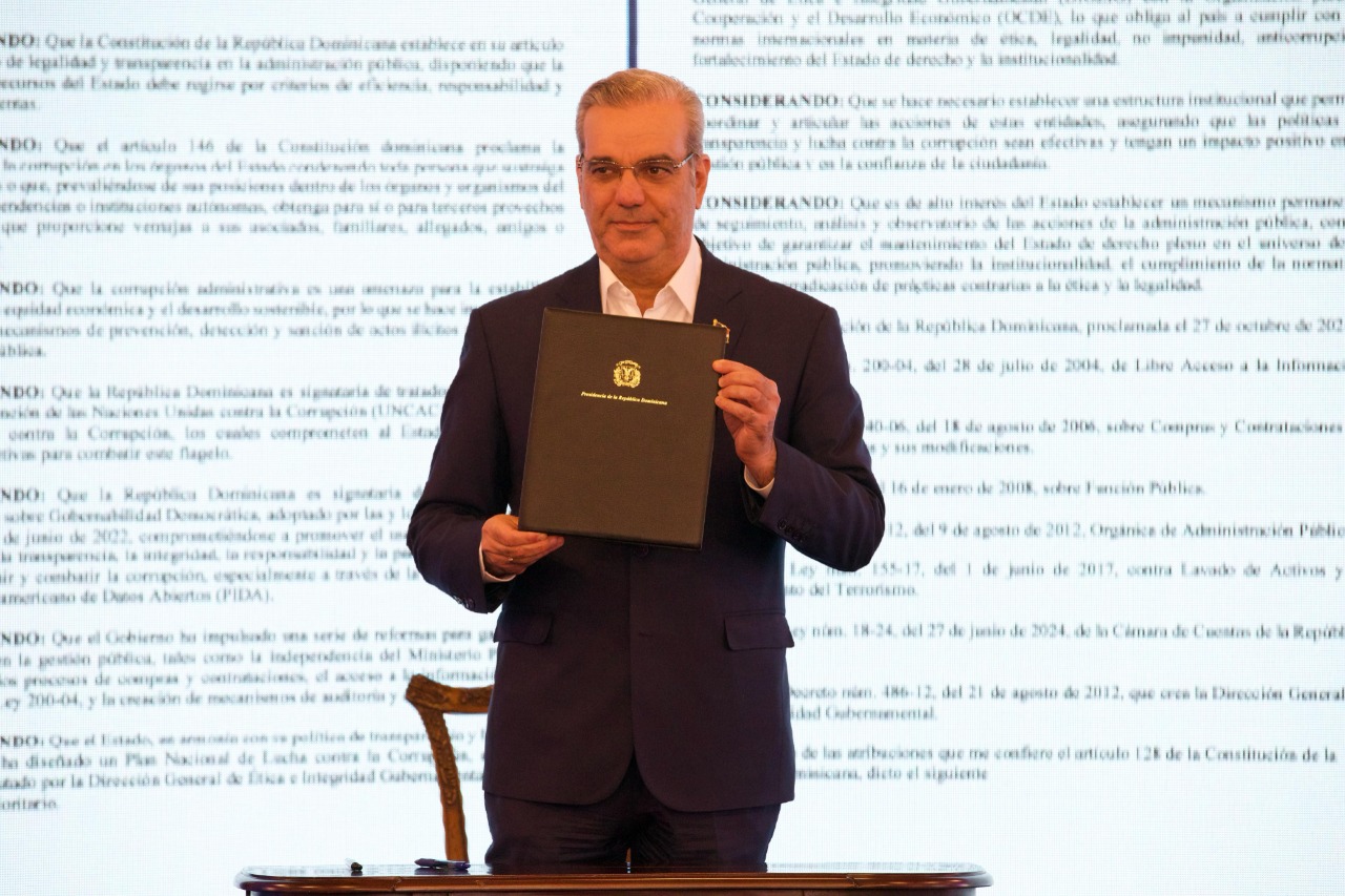 Presidente Abinader firma decreto que crea la Comisión Presidencial para establecer el Sistema Nacional de Transparencia y Anticorrupción