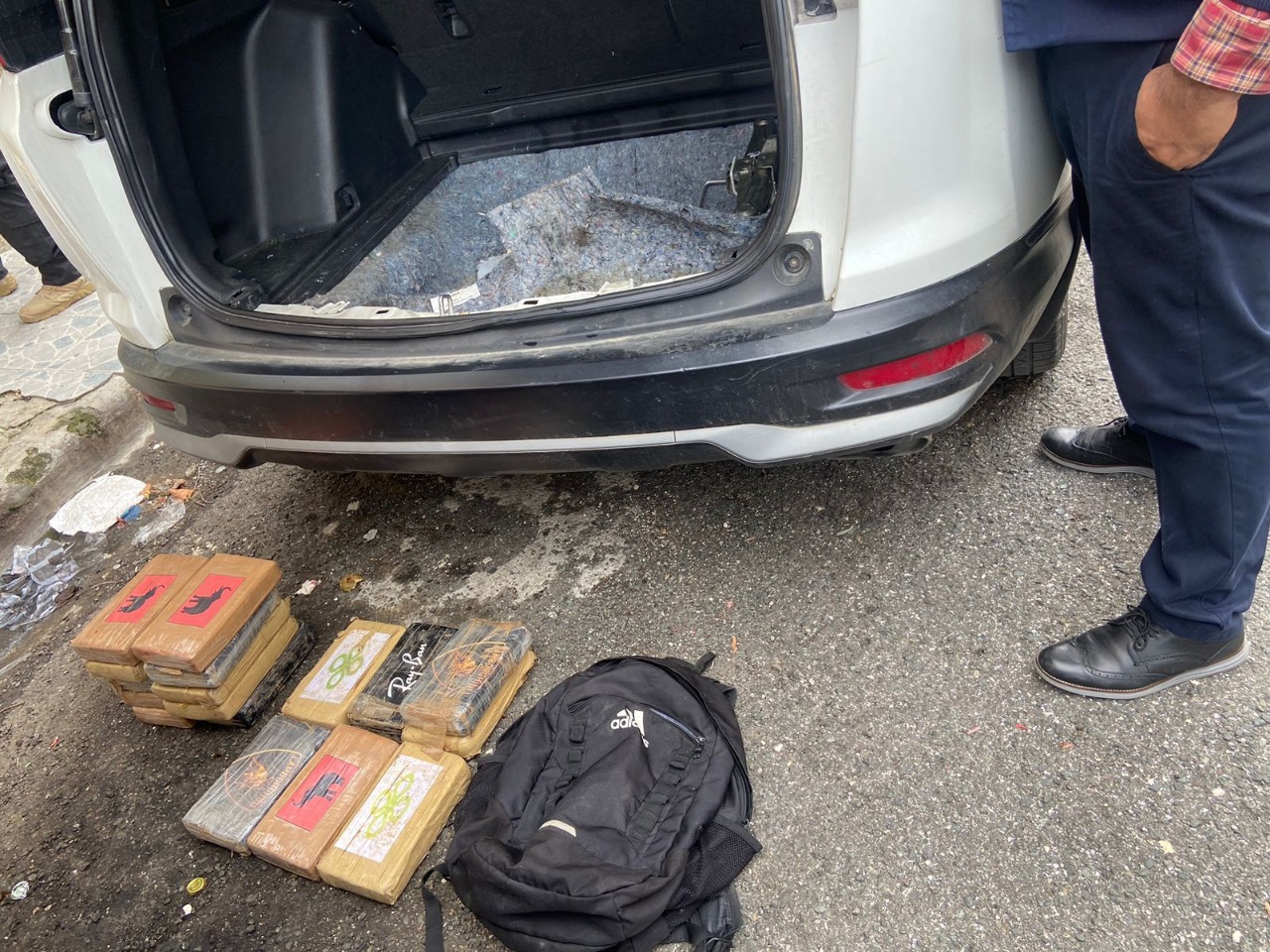 Detienen a hombre vinculado al decomiso de 20 paquetes de drogas en Santo Domingo Norte