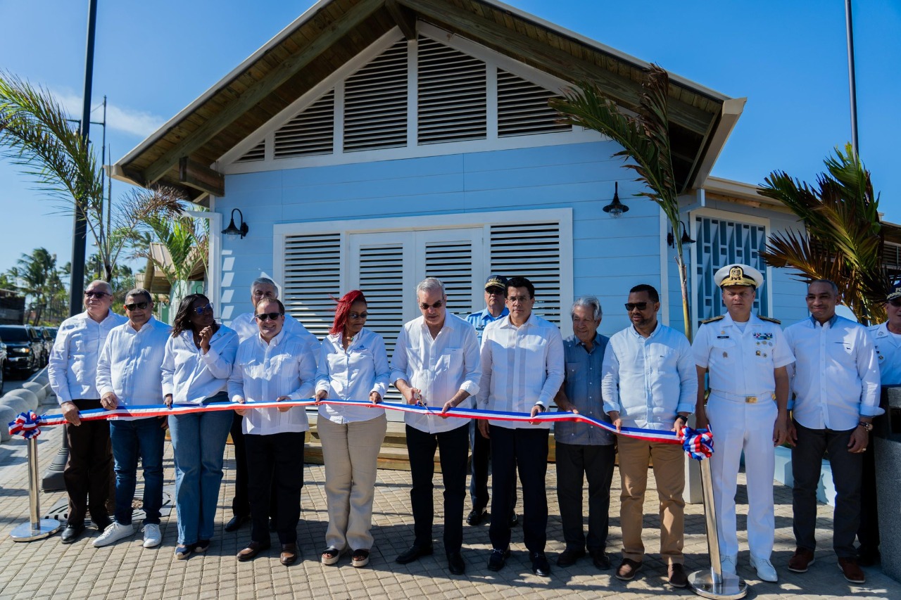 Gobierno entrega la reconstruida Plaza del Pueblo de los Pescadores en Las Terrenas