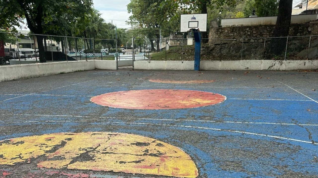 Inefi, la Alcaldía del Distrito Nacional y MOPC intervienen la cancha de Montesinos