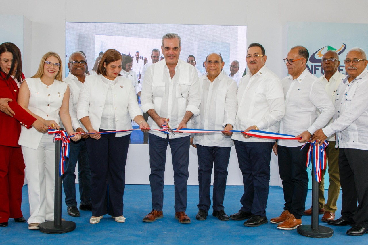 El presidente Abinader inaugura una Escuela de Formación Técnico Profesional Villa Suiza, un techado y un puente sobre el río Paña Paña