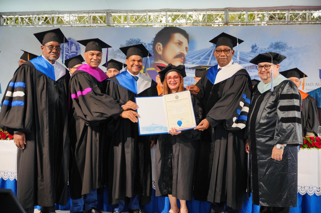 UASD inviste 2,558 nuevos profesionales en conmemoración aniversario de Mella y de la Independencia Nacional