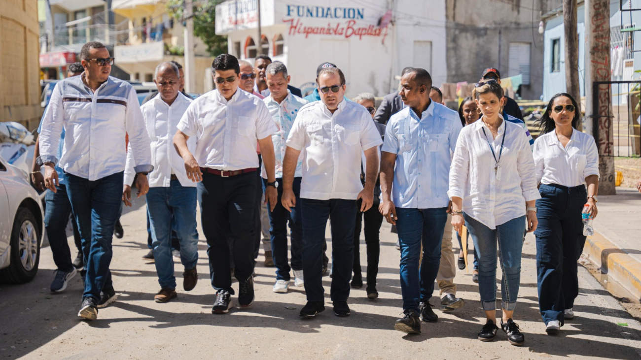 Ministro de la Presidencia y director de la Caasd supervisan saneamiento de la cañada La Ochocienta en Los Ríos