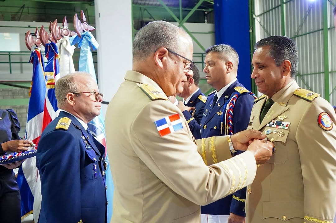 Fuerza Aérea Dominicana condecora al rector de la UNADE