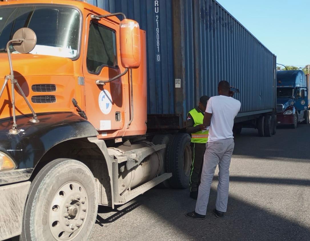 DIGESETT advierte a conductores de vehículos pesados acatar las restricciones de circulación en el malecón de Santo Domingo