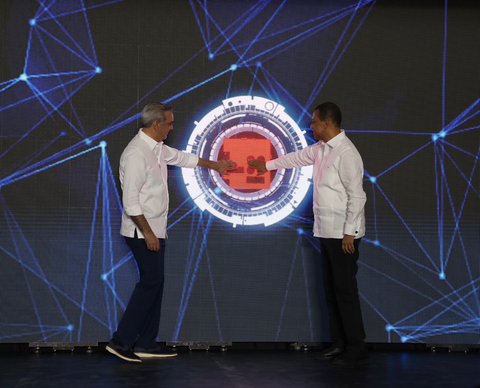 Presidente Abinader inaugura infraestructuras viales, destacamento policial, nave de zona franca y proyecto de fibra óptica en provincia San Juan
