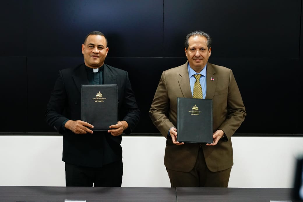 Ministerio de Salud y Universidad Católica Santo Domingo firman convenio para fortalecer la formación de colaboradores