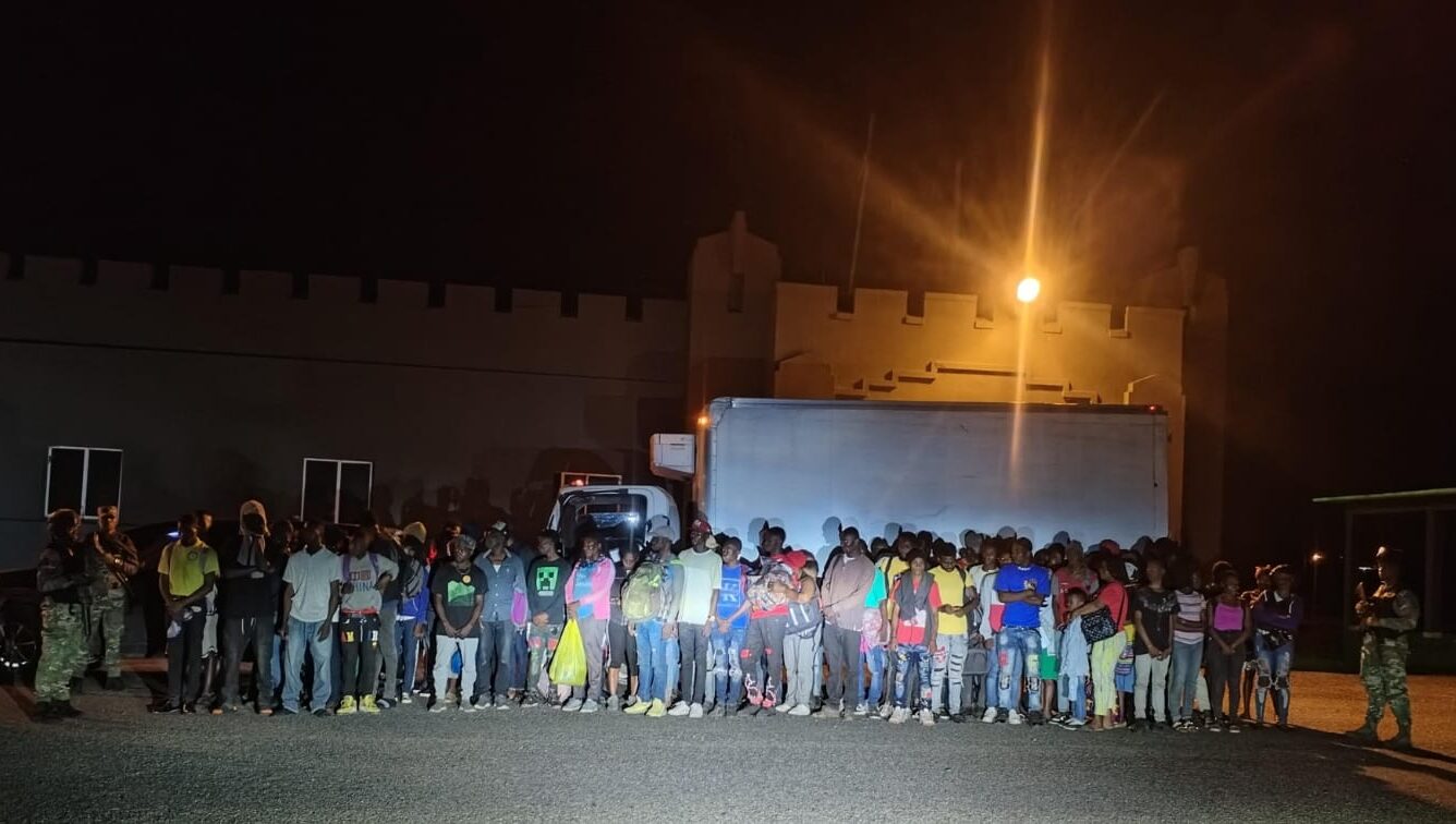 En camión frigorífico y jeepeta eran transportados 90 haitianos indocumentados detenidos por el Ejército en Montecristi