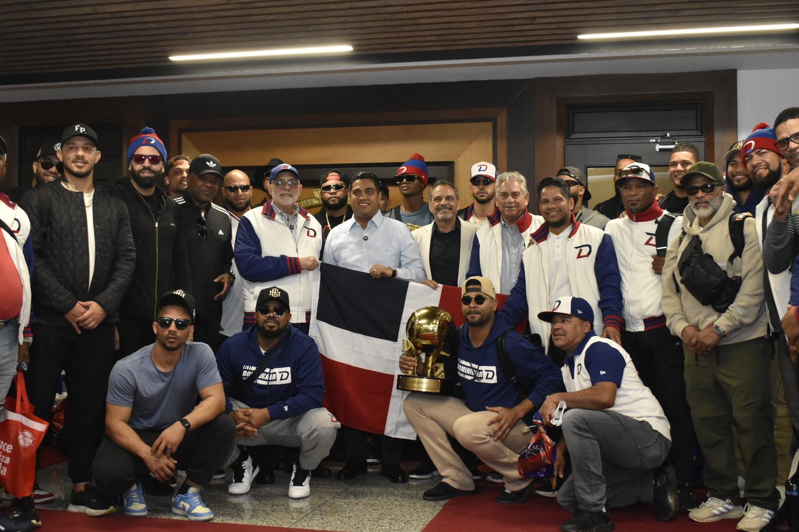 Ministro Kelvin Cruz recibe a los campeones de la Serie del Caribe
