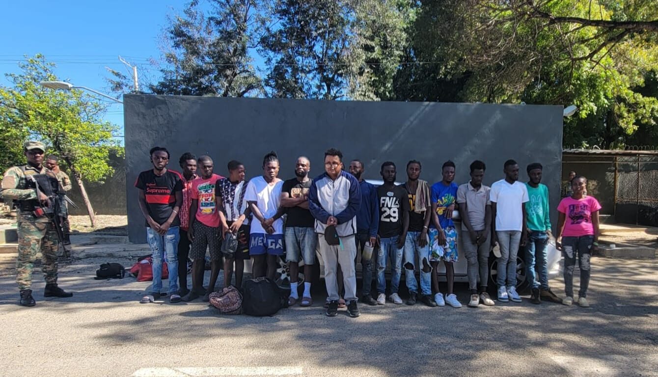 Envían a la justicia a tres dominicanos transportaban a 31 inmigrantes haitianos