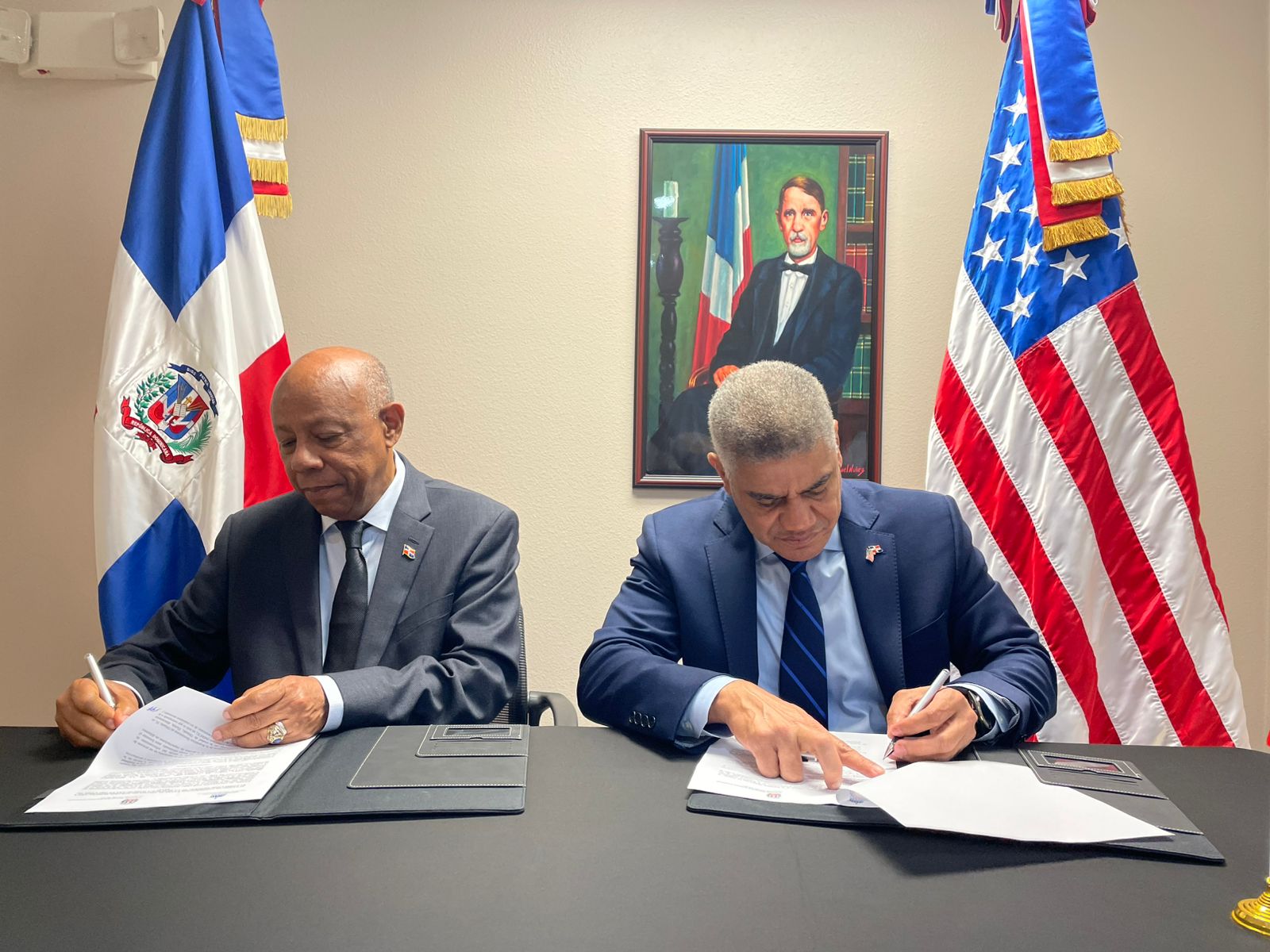 Director IAD y cónsul dominicano en Orlando, Florida firman convenio durante Latam Trade Show 2025