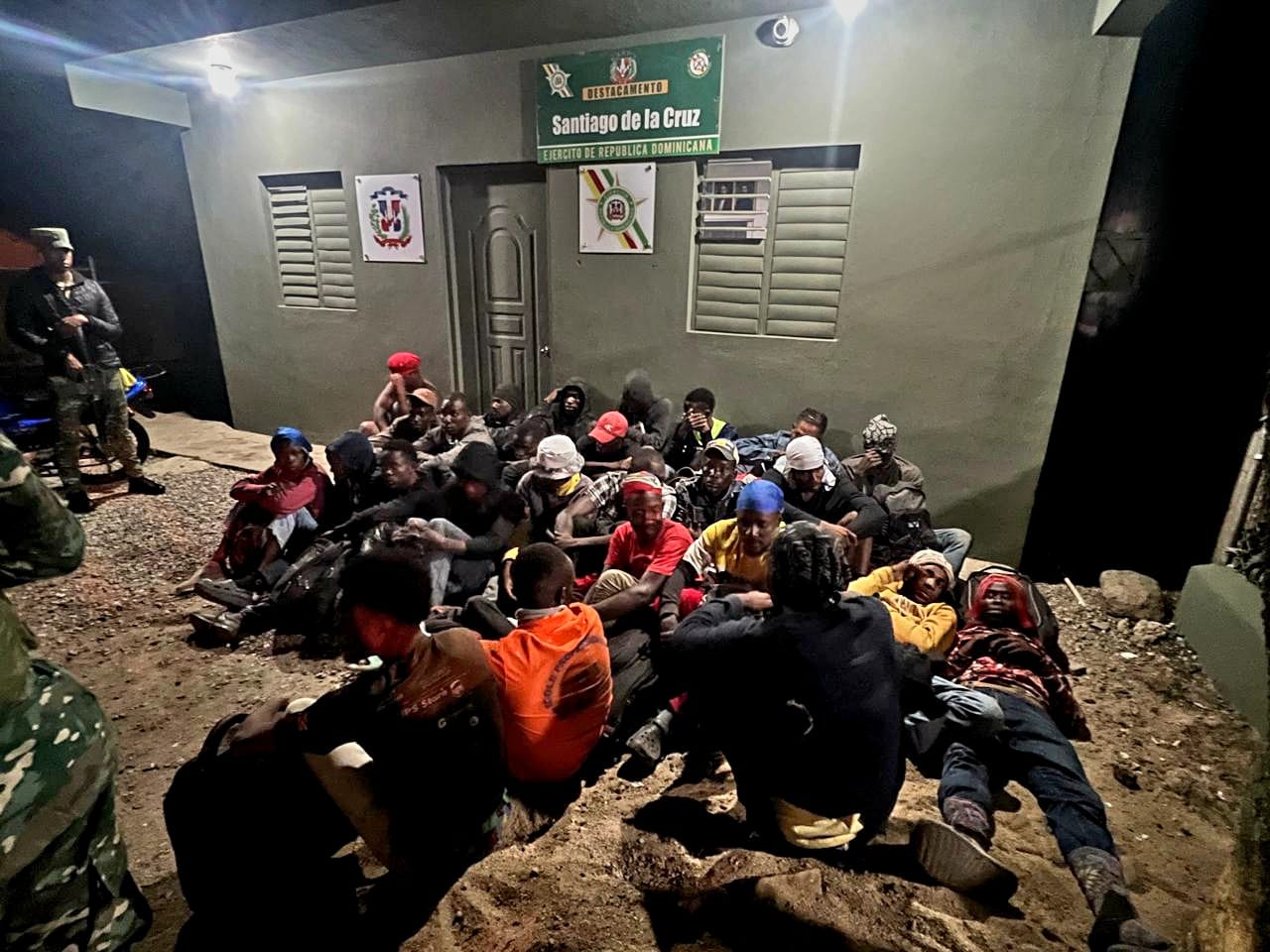 Ejército detiene 25 haitianos en estatus migratorio irregular en Callejón de los Tres Caños en Dajabón