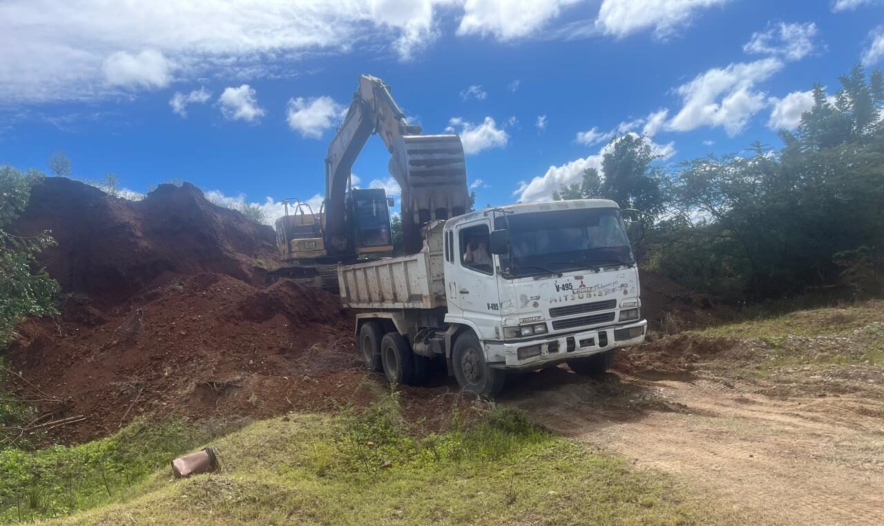 IAD continúa reparación de caminos interparcelarios en asentamientos de Montecristi