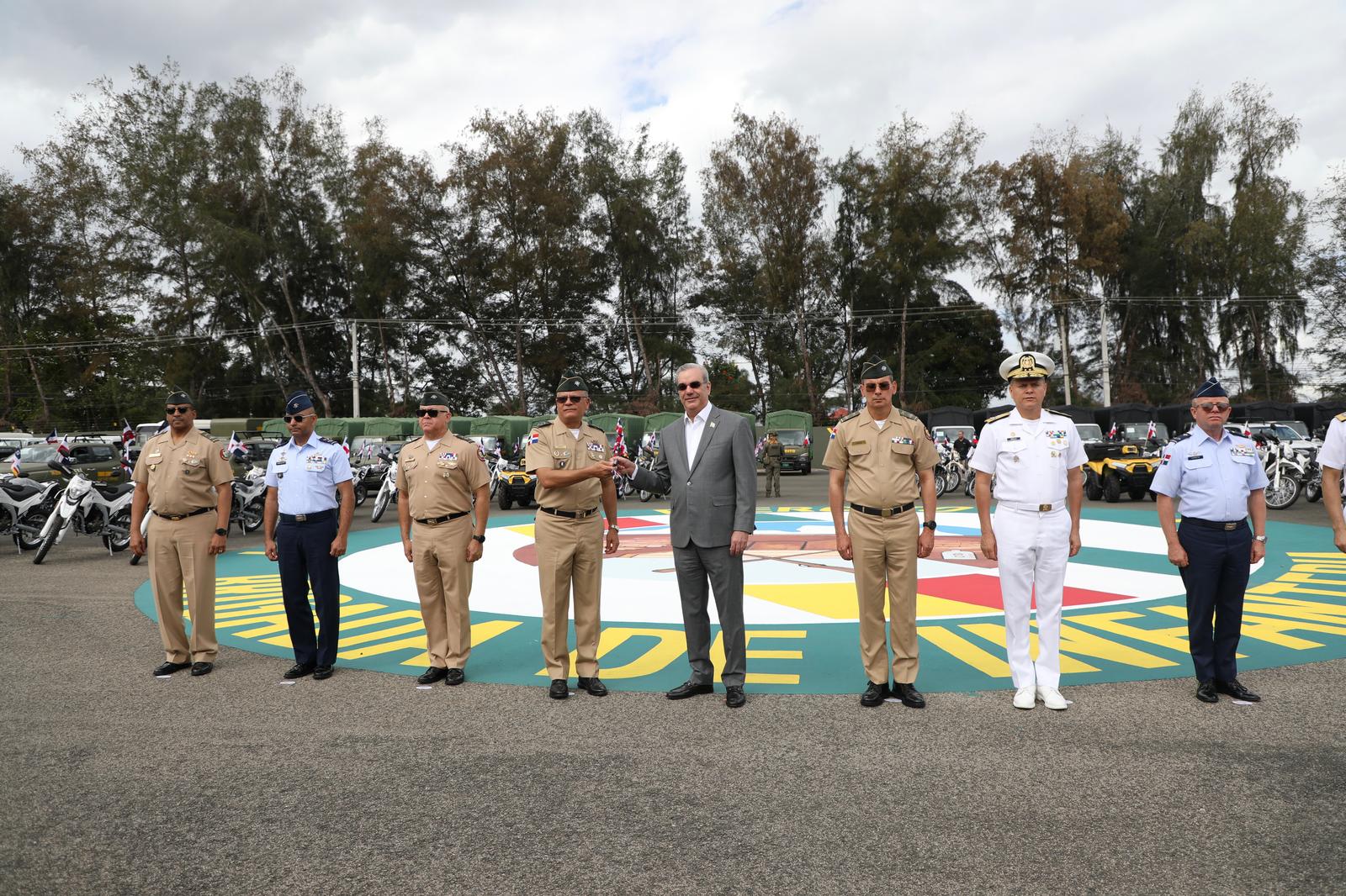 Abinader entrega 183 vehículos para reforzar las fuerzas armadas y seguridad nacional