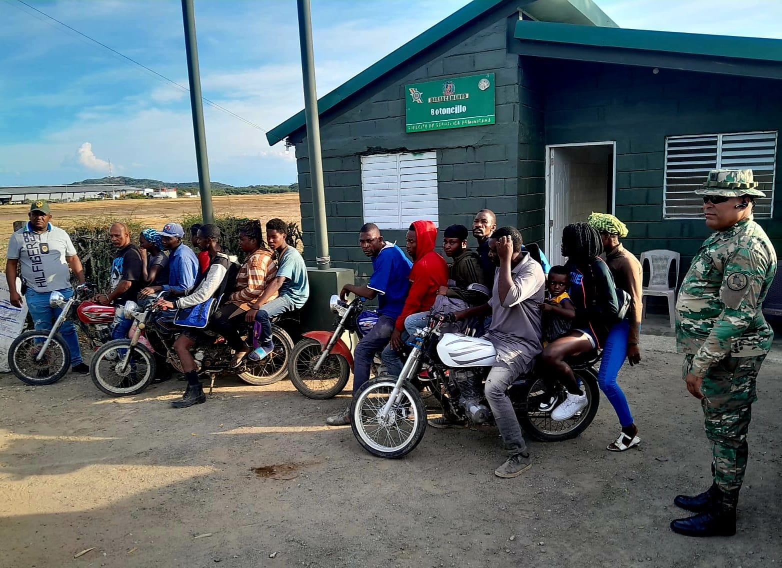 Ejército detiene 14 haitianos indocumentados en zona costera de Montecristi y 15 en zona boscosa de Santiago Rodríguez