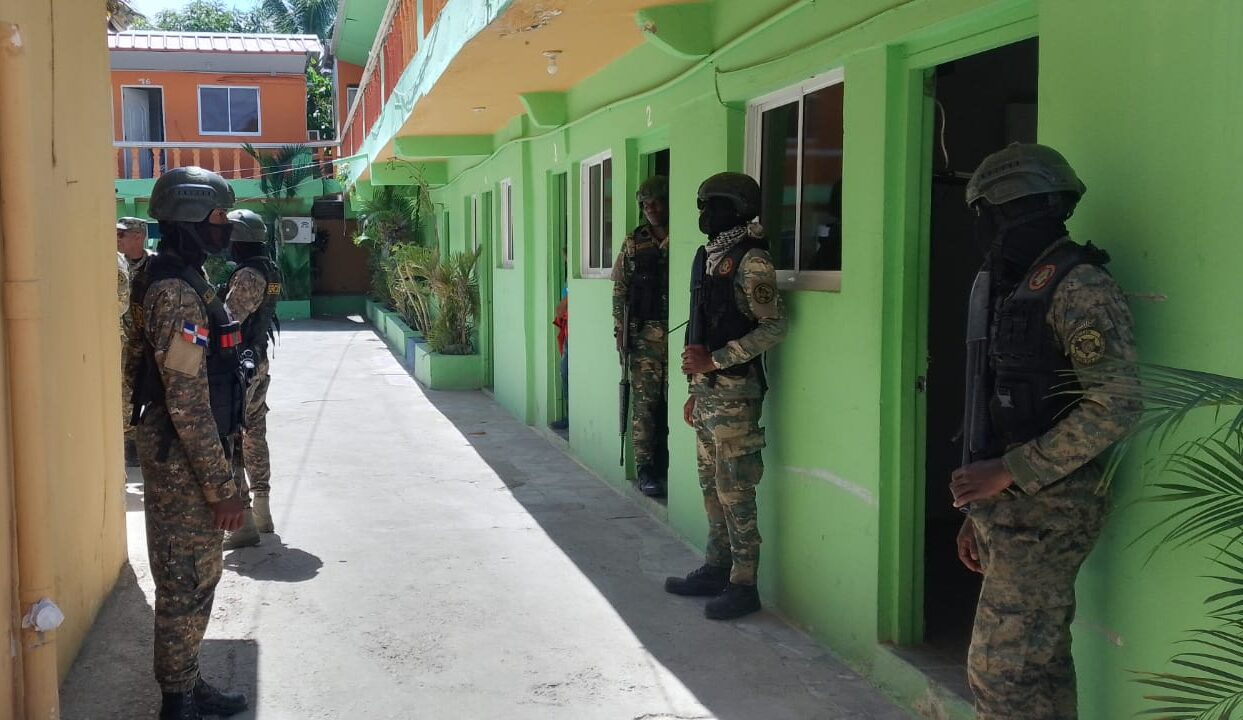 Ejército y Migración requisan hotel en Montecristi, detienen indocumentados y ocupan porciones de sustancias narcóticas
