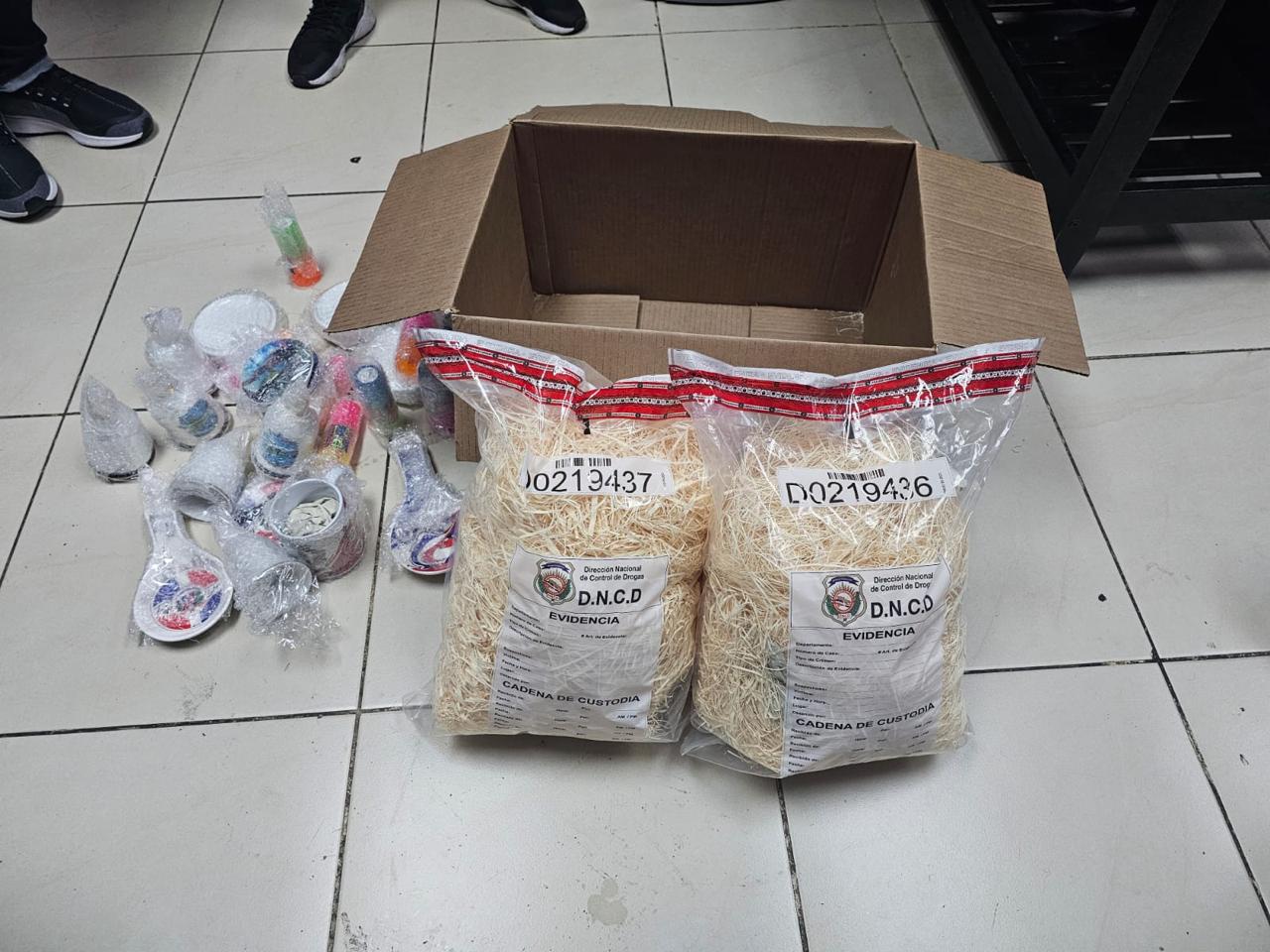 Nueva modalidad: incautan 39 hojas y folders triturados con cocaína